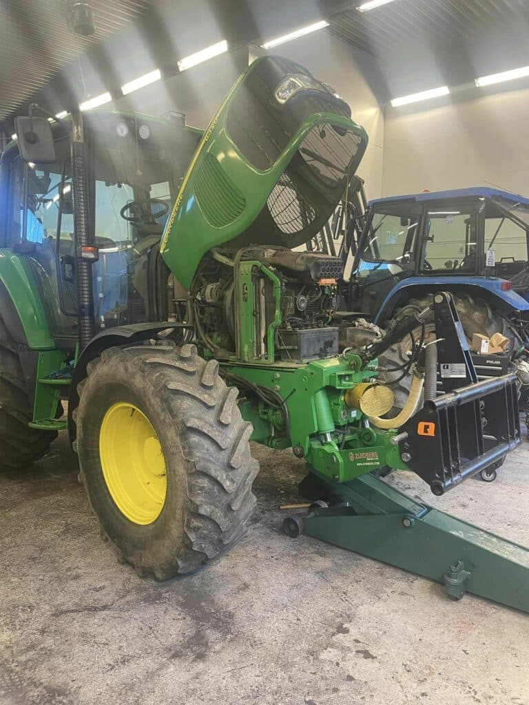 Traktor fra John Deere hos Sveen Landbruksservice