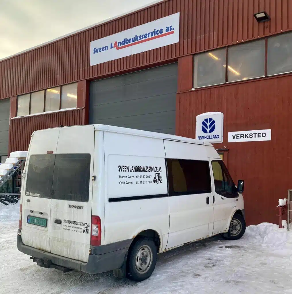 Utenfor verkstedet til Sveen Landbruksservice AS